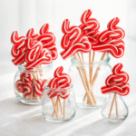 Zeleno crvena novogodišnja lizalica u obliku jelke