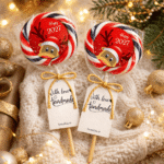 Novogodišnje lizalice crvene i zelene boje sa irvasima