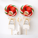 Novogodišnja lizalica u crvenoj i zelenoj boji sa nalepnicom irvasa