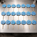 Plavo bela spiralna lizalica za baby shower