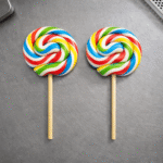 Šarena spiralna lizalica kao dekoracija za dečiji rođendan